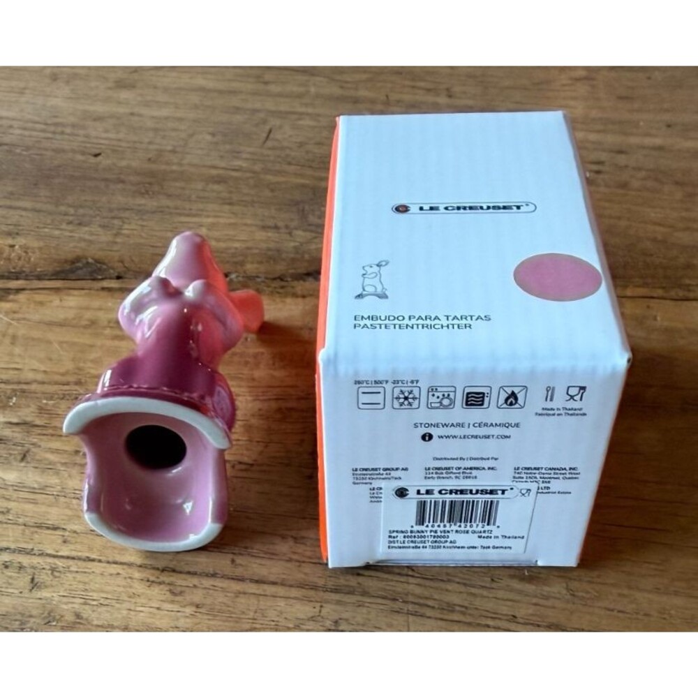 Le Creuset Stoneware Easter Bunny Pie Vent Bird Funnel Rose Quartz New in Box - Picture 6 of 6